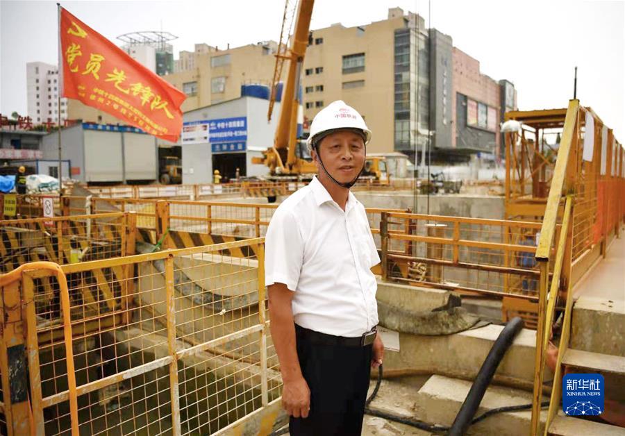 (新华全媒头条·图文互动)(2)习近平关心关怀劳动者的故事